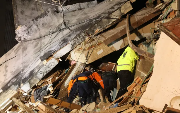 Mother Dies Saving Daughter During Earthquakes in Venezuela